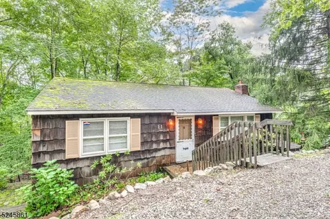 11 Canyon Rd, Sussex, NJ 07461