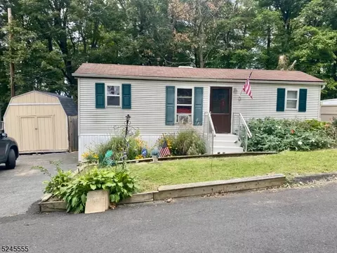9 Betty Dr, Lake Hopatcong, NJ 07849