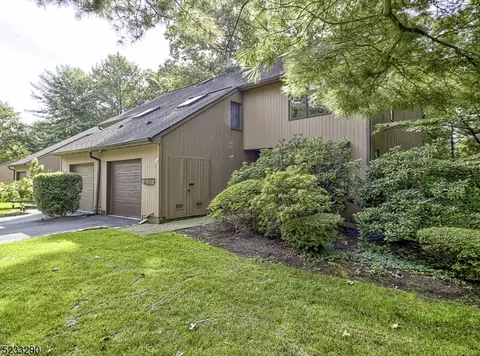 8 Littlewood Ct, Mountain Lakes, NJ 07046