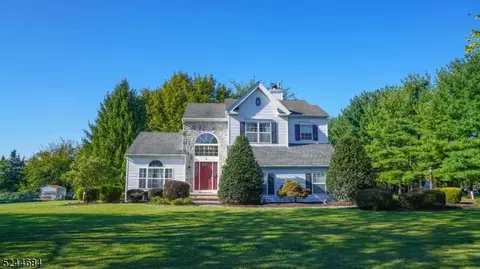 3 Montgomery Dr, Flemington, NJ 08822