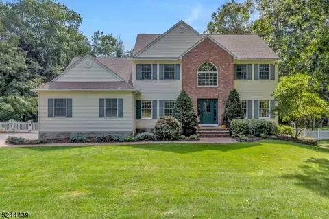 21 Chelsea Dr, Jefferson, NJ 07438