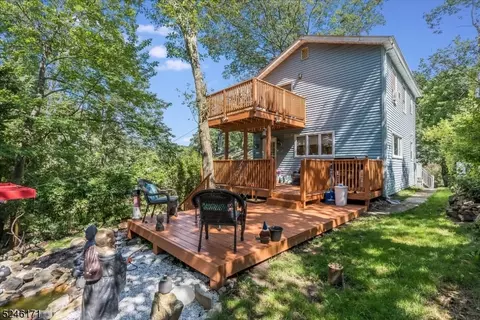 16 Larson Trl, Hopatcong, NJ 07843