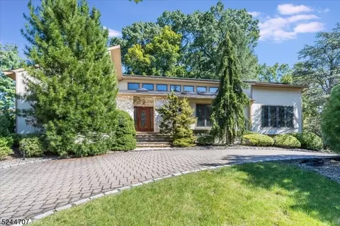 39 Hemlock Rd, Livingston, NJ 07039