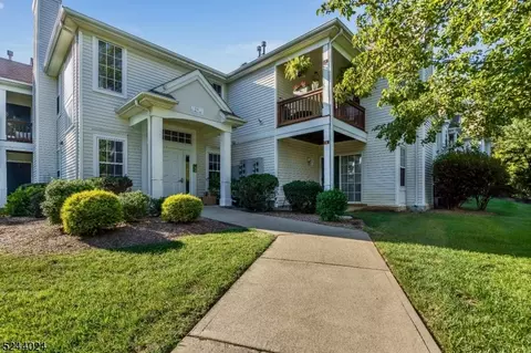 6 Overlook Dr, Stewartsville, NJ 08886