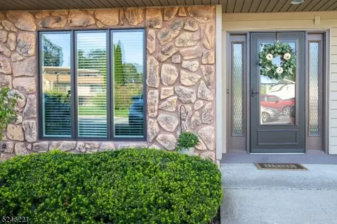 393 Mohegan Ci, Lafayette, NJ 07848