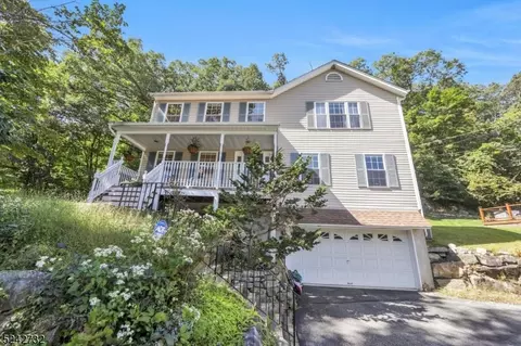 93 Reeve Ave, Bloomingdale, NJ 07403