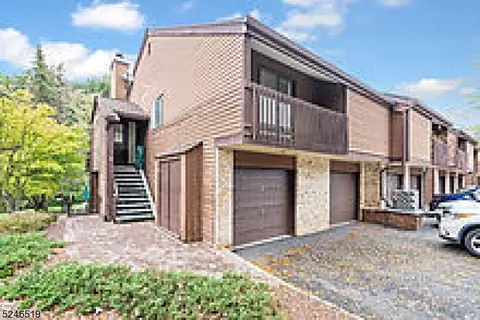 10 Summit Ct, Annandale, NJ 08801