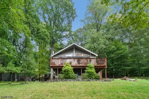 15 Deer Run Dr, High Bridge, NJ 08829