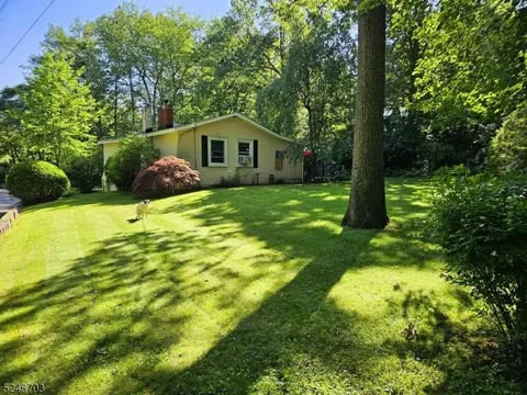 1 White Stone Ter, Jefferson, NJ 07438