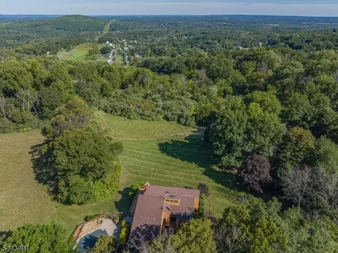 5 Belmont Ct, Raritan Twp, NJ 08822