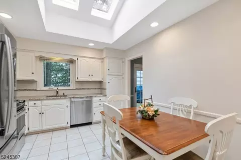 105 Sutton Dr, Berkeley Heights, NJ 07922 photo 6