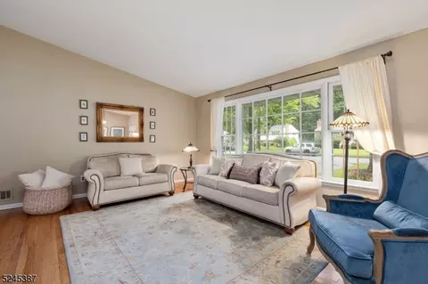 105 Sutton Dr, Berkeley Heights, NJ 07922 photo 5