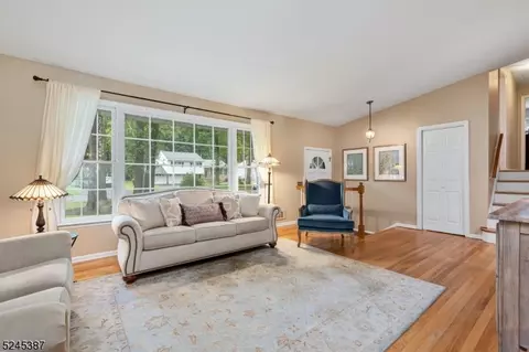 105 Sutton Dr, Berkeley Heights, NJ 07922 photo 4