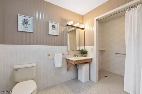 105 Sutton Dr, Berkeley Heights, NJ 07922 photo 13