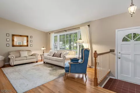 105 Sutton Dr, Berkeley Heights, NJ 07922 photo 3