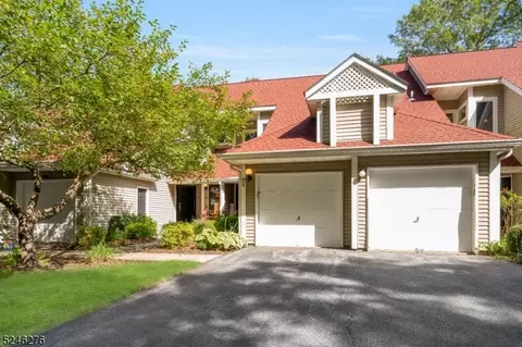 8 Schofield Ct, Oak Ridge, NJ 07438