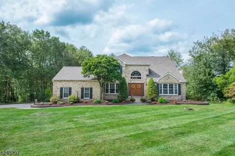 1 Arbor Way, Washington Twp, NJ 07853