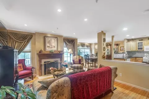 88 Lakeview Ct, Pompton Lakes, NJ 07442