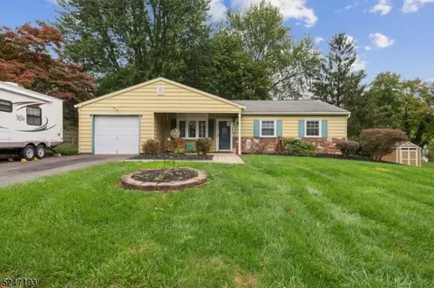 97 Powderhorn Dr, Phillipsburg, NJ 08865