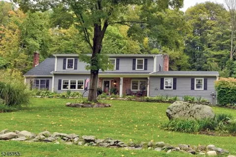 8 Tompkins Ct, Sussex, NJ 07461