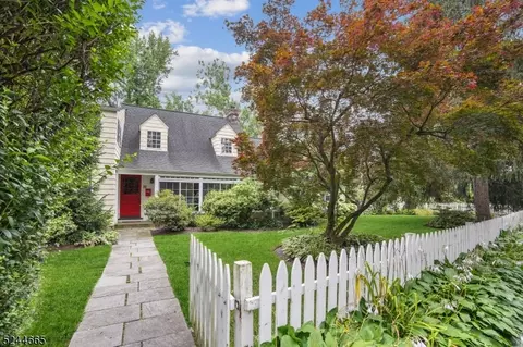 2 Meadowbrook Ct, Summit, NJ 07901