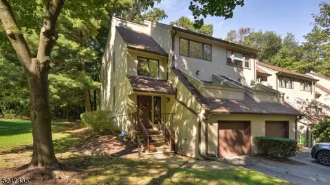23 Newcastle Ct, Mountain Lakes, NJ 07046
