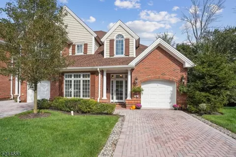 5 Schmidt Cir, Watchung, NJ 07069