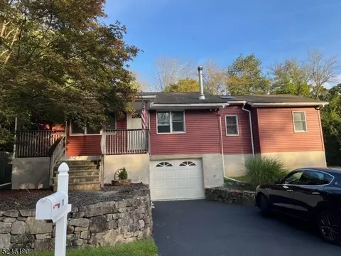 11 Pine Dr, Belvidere, NJ 07823