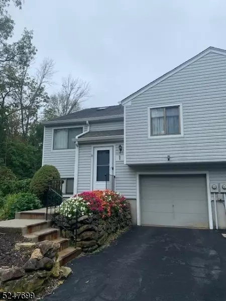 1 Woodbine Dr, Hamburg, NJ 07419