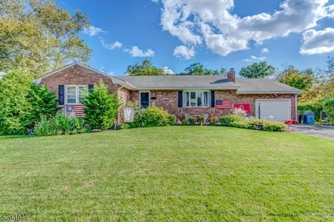 127 Rock Ln, Middlesex, NJ 08846