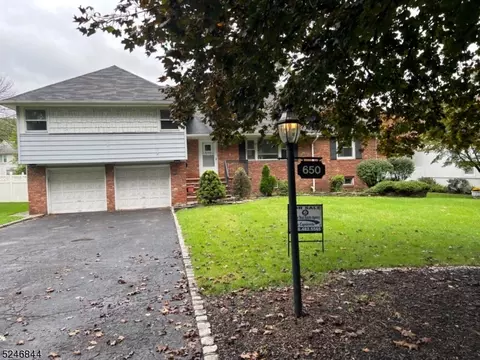 650 Fairway Dr, Union, NJ 07083