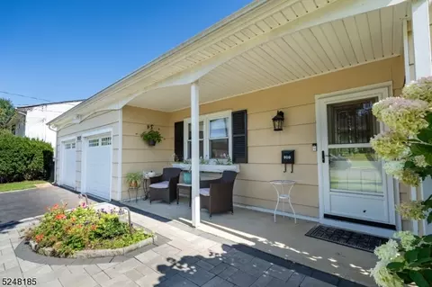 910 Dorn Ave, Middlesex, NJ 08846