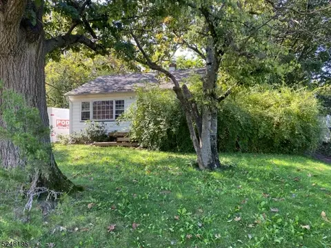10 Poe Ave, East Franklin, NJ 08873