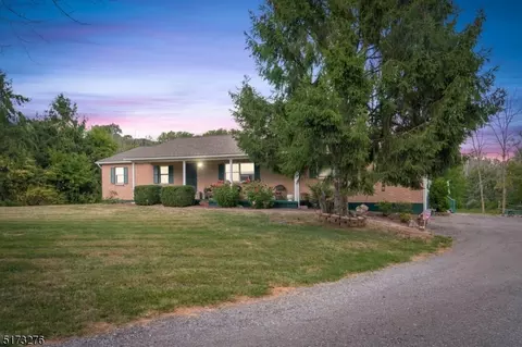 1166 Milford Warren Glen Rd, Bloomsbury, NJ 08804