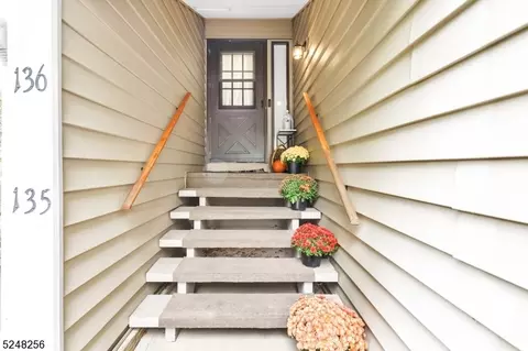 136 Overlook Dr, Clinton, NJ 08809