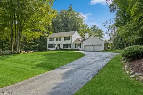 17 Powhatatan Way, Hackettstown, NJ 07840