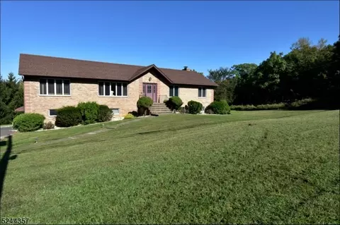 3 Dey Hill Trl, Totowa, NJ 07512