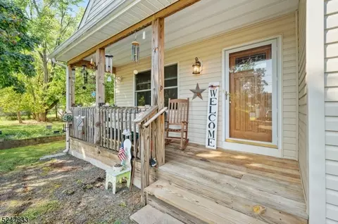 39 Fourth St, Flagtown, NJ 08821