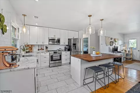 9 Jeanette Ln, Milford, NJ 08848