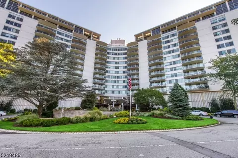 1 Claridge Dr #513, Verona, NJ 07044