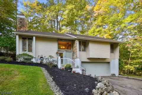 40 Sandpiper Dr, Hackettstown, NJ 07840