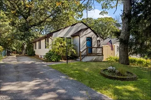 16 Weber Ln, Mine Hill, NJ 07803
