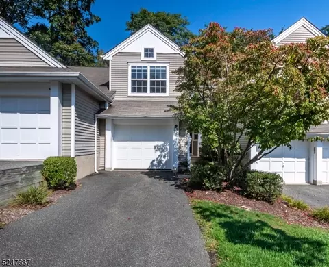 17 Ridgewood Dr, Randolph, NJ 07869