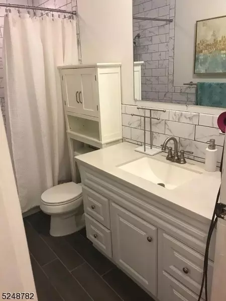 639 Cricket Ln, Woodbridge, NJ 07095