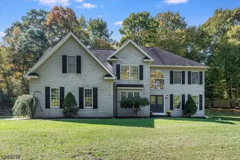 1 Sir Arthurs Ct, Sparta, NJ 07871