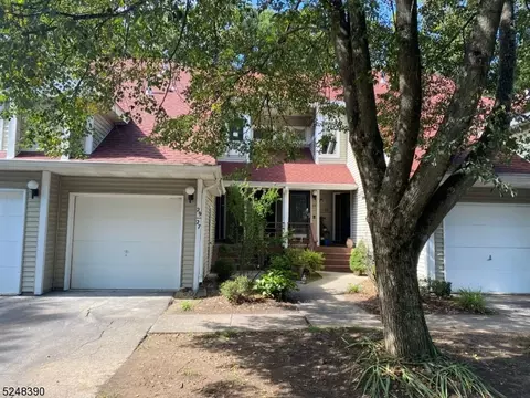 29 Ridgeview Ter, Oak Ridge, NJ 07438