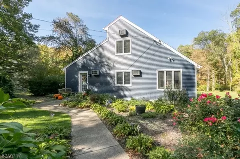 33 Hemlock Rd, Knowlton Twp, NJ 07832