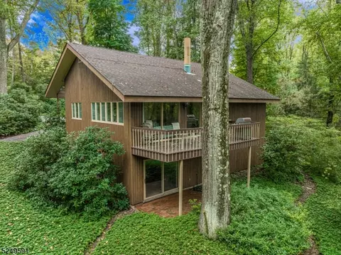 2 Wineberry Ln, Milford, NJ 08848
