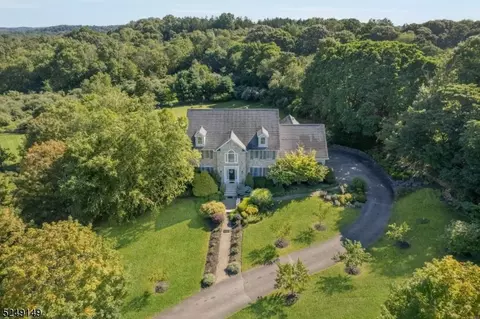 5 Highland Dr, Chester Twp, NJ 07930