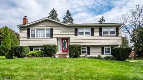 9 Western Dr, Mount Olive, NJ 07828